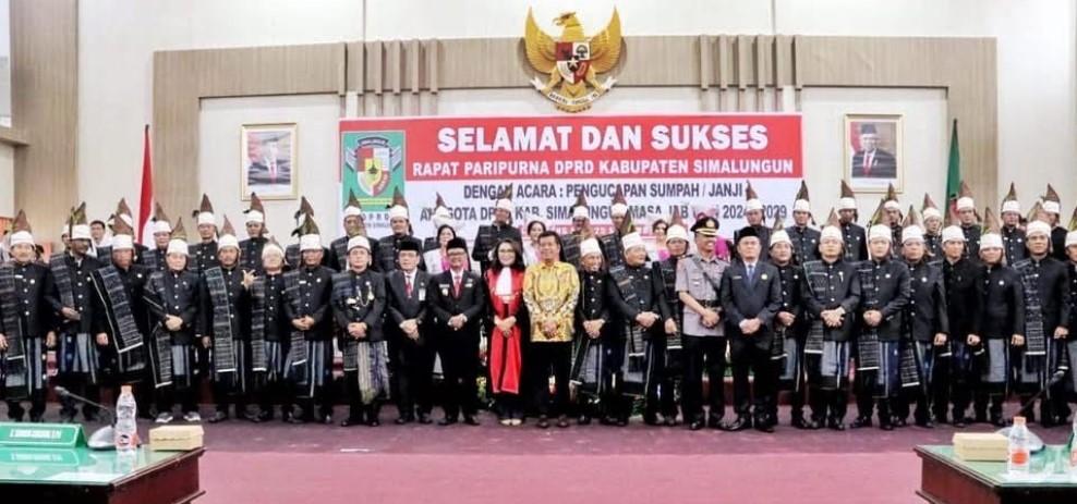 50-Anggota-DPRD-Simalungun-mengikat-sumpah-dan-janji-sebagai-wakil-rakyat.jpg