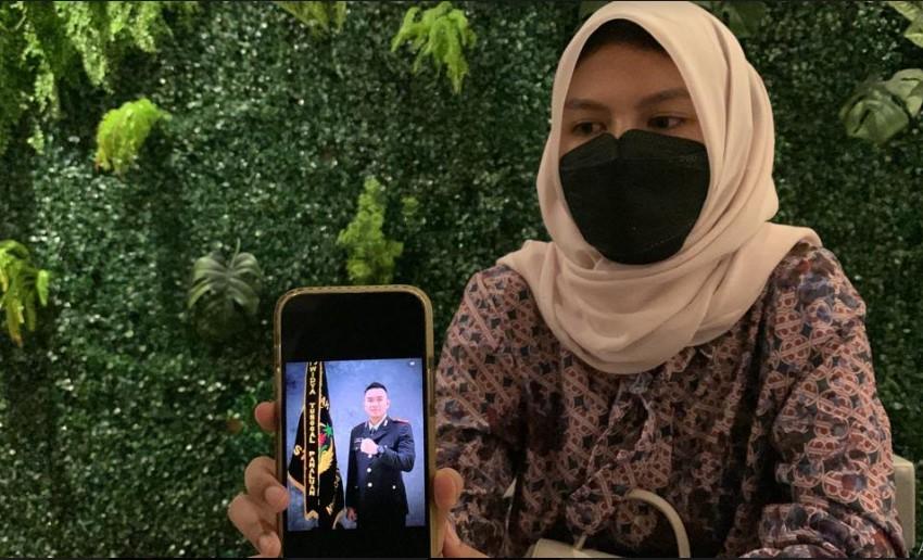 AHS-menunjukkan-foto-suaminya-Iptu-MIP_Perselingkuhan-Oknum-Polisi_.jpg
