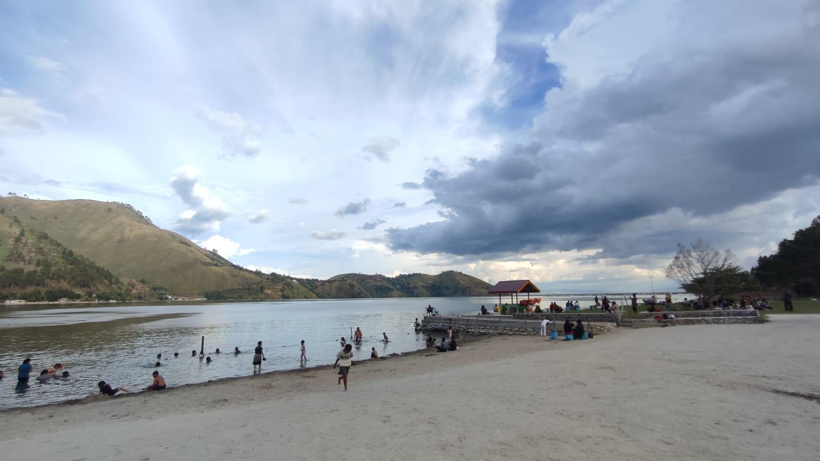 AIR-DANAU-TOBA-SURUT-Sejumlah-wisatawan-menikmati-suasana.jpg