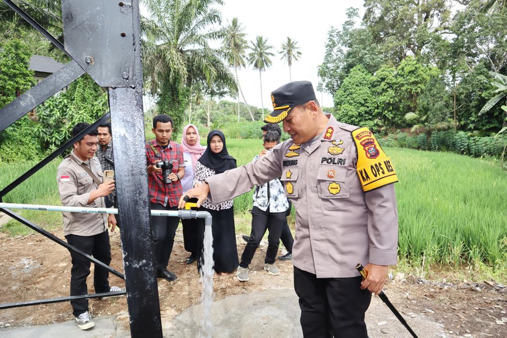 AKBP-Dudung-Setiawan-SIK-meresmikan-pengunaaan-sumur-bor.jpg
