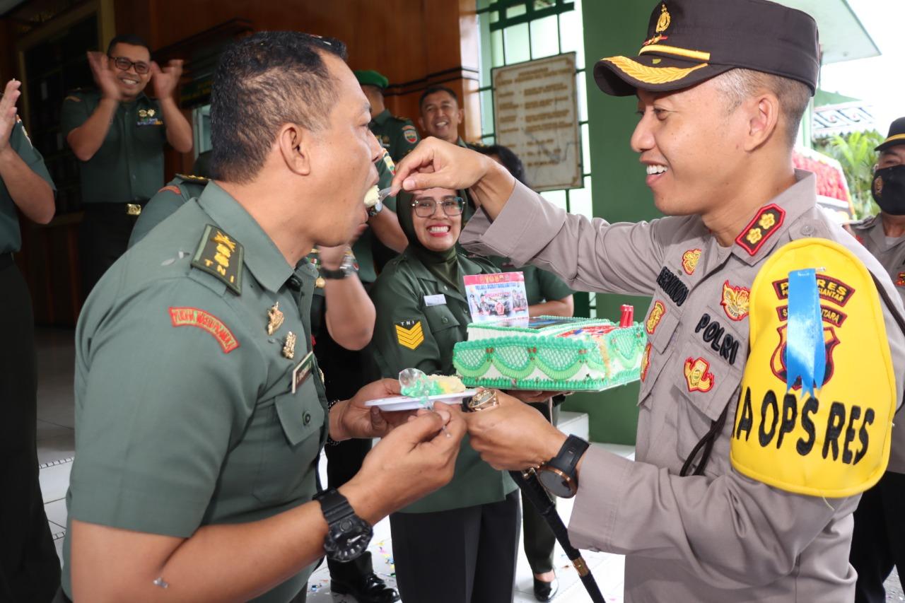 AKBP-Fernando-saat-beri-kejutan-di-HUT-Ke-77-TNI-triibun.jpg