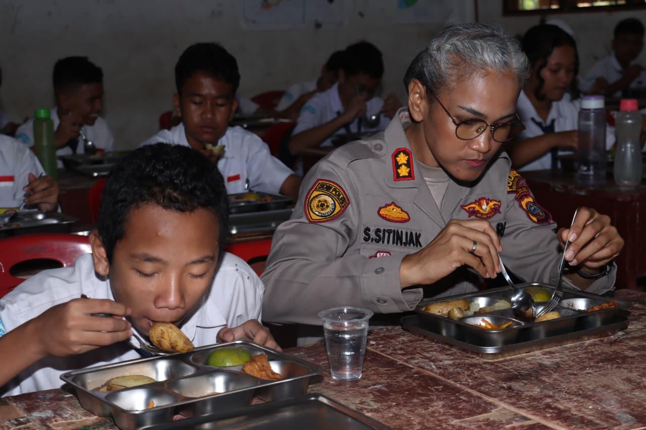 Dukung MBG, Kapolres Pematangsiantar Pantau Langsung Pendistribusian Makanan Bergizi di SMP N 1