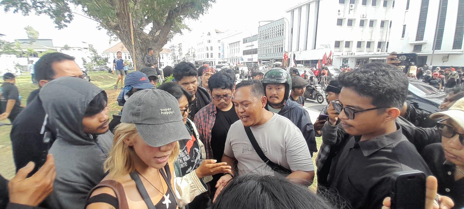 APARAT-LARANG-TURIS-Perdebatan-massa-aksi.jpg