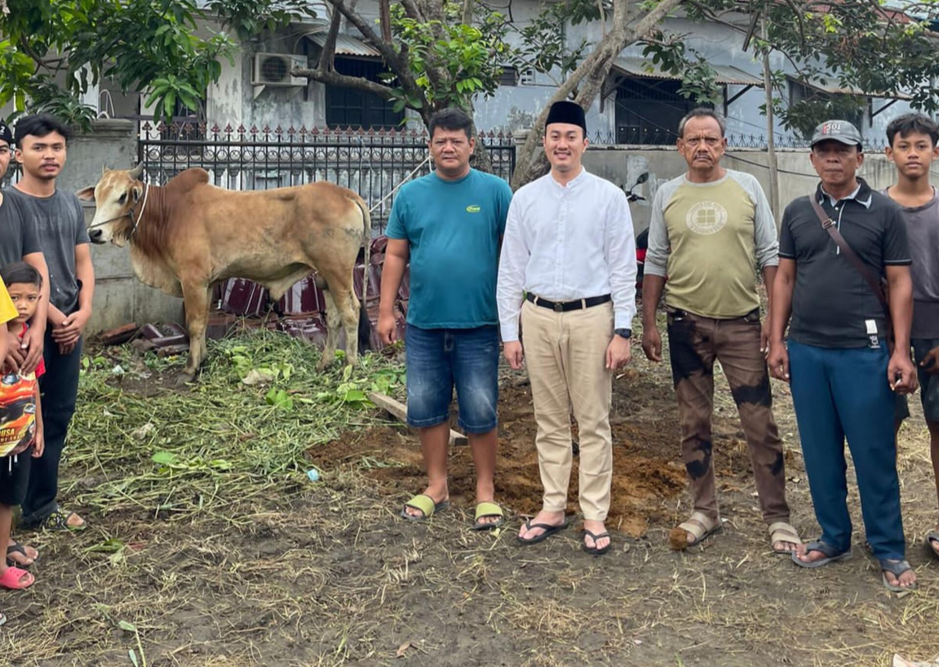 Afri-Rizki-saat-menyerahkan-hewan-Qurban-ke-beberapa-kecamatan.jpg