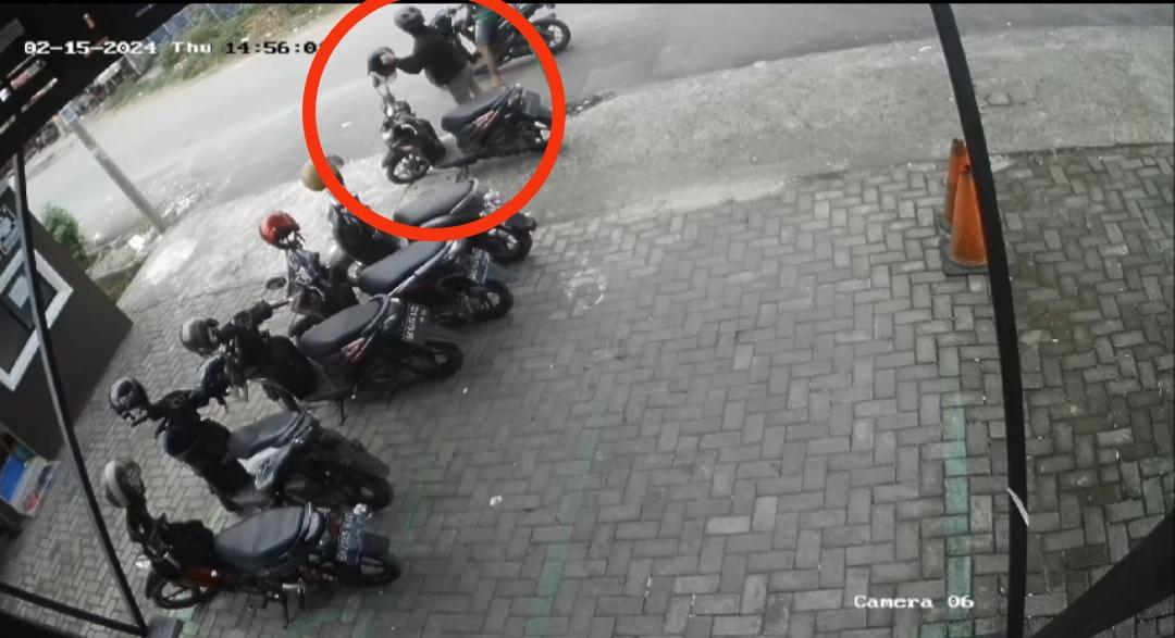 Aksi-pelaku-mencuri-sepeda-motor-di-Jalan-Setia-Jadi-Kota-Medan.jpg