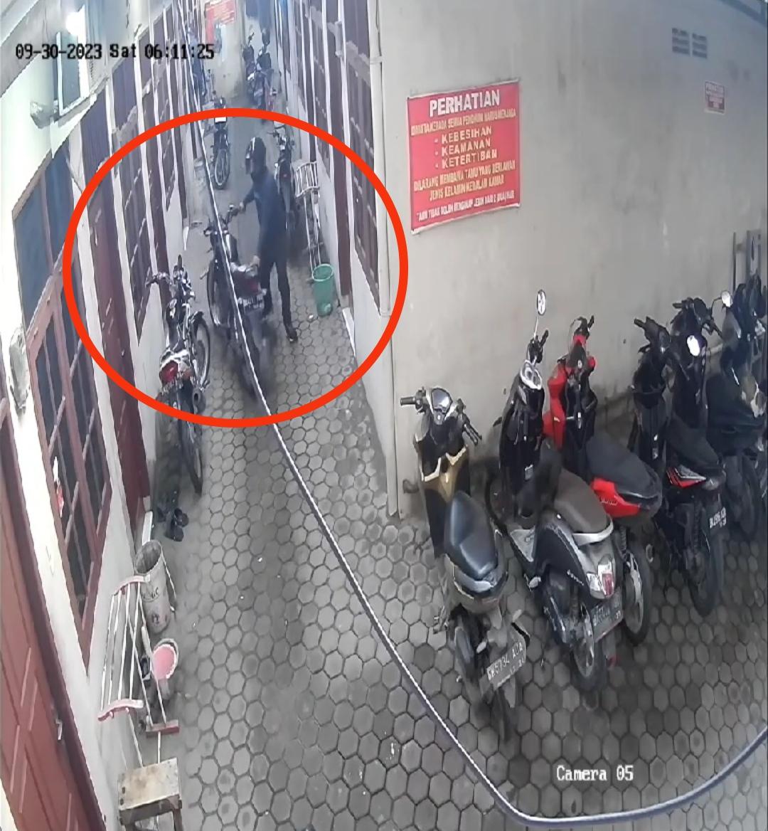 Aksi-pelaku-tertangkap-kamera-pengawas-CCTV-sedang-mencuri-sepeda-motor-di-kostan.jpg