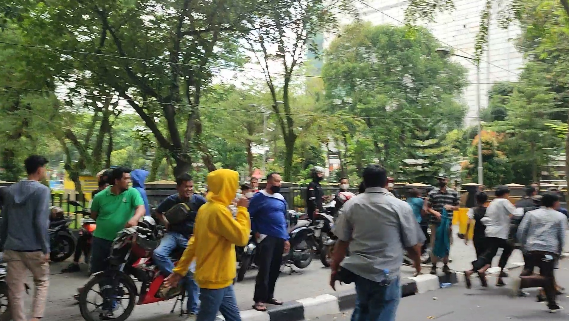 Aksi-unjuk-rasa-di-depan-gedung-DPRD-Sumut.jpg