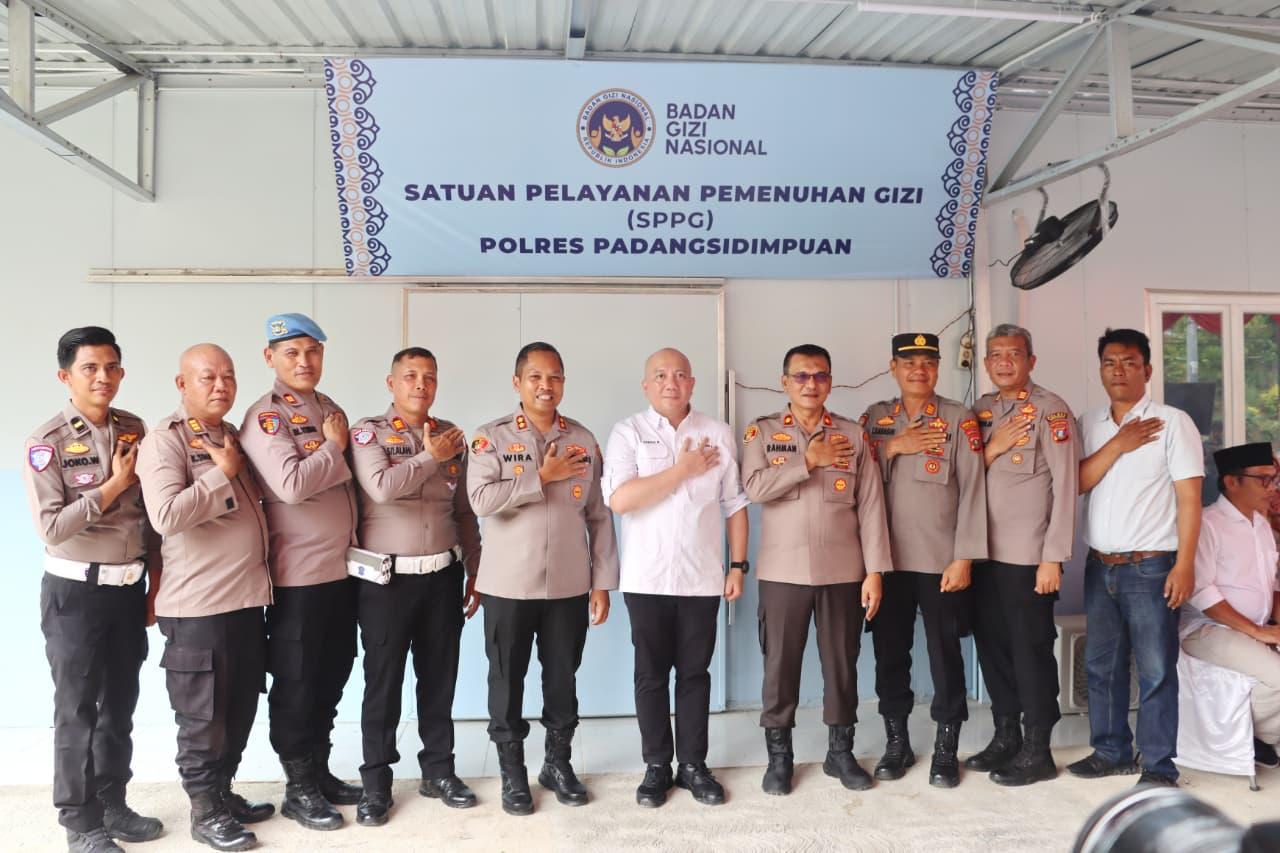 Anggota-DPR-RI-Sabam-Rajagukguk-di-SPPG-Polres-Padangsidimpuan-Jumat-17102025.jpg
