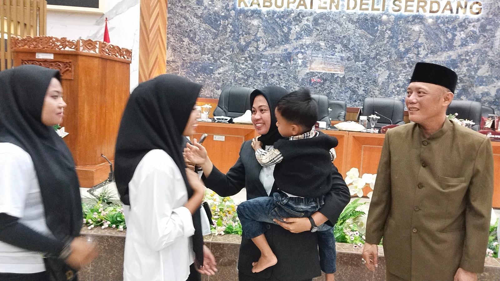 Anggota-DPRD-Deli-Serdang-Alfi-Syahra-menggendong-anaknya.jpg