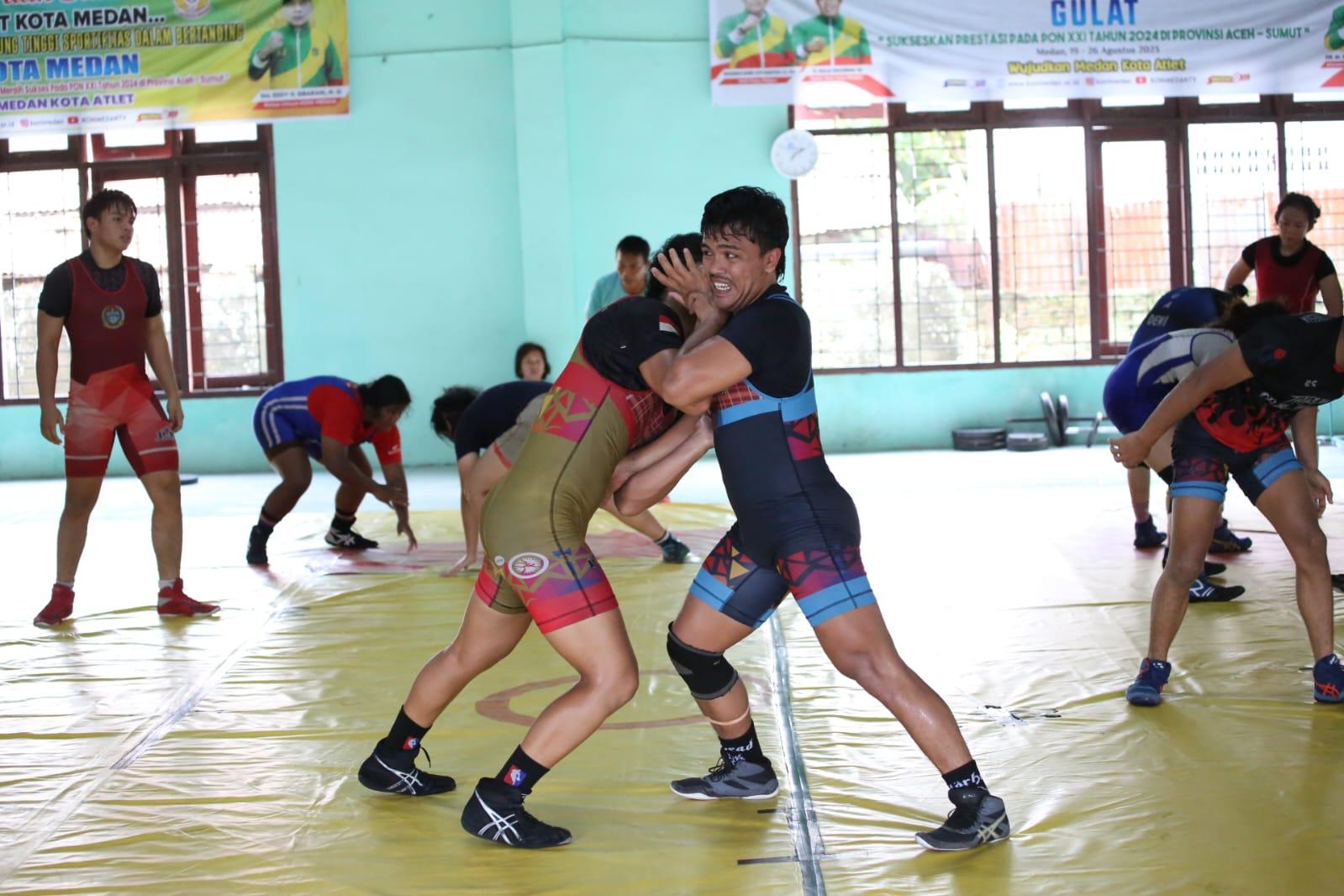 Atlet-Gulat-PON-Sumut-melakukan-Latihan-rutin-di.jpg