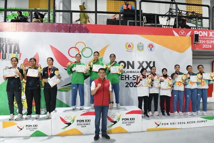 Atlet-Taekwondo-Sumut-menerima-pengalungan-medali-emas-_1.jpg