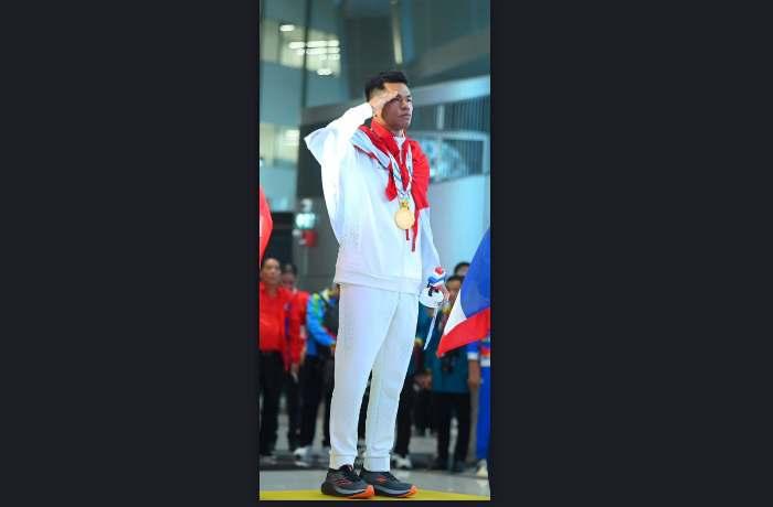 Atlet-Wushu-Sumatera-Utara-Samuel-Marbun-saat-menerima-UPP-medali.jpg