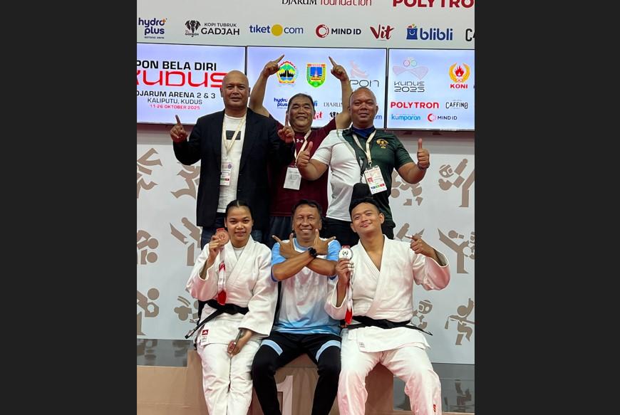 Atlet-judo-Medan-foto-bersama-dengan-pengurus-PJSI-Sumut-saat-meraih-medali-di-PON.jpg