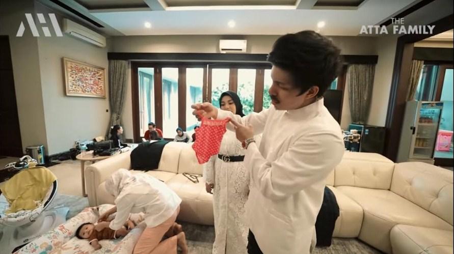 Atta-Halilintar-protes-dengan-baju-renang-pilihan-Aurel-Hermansyah_.jpg