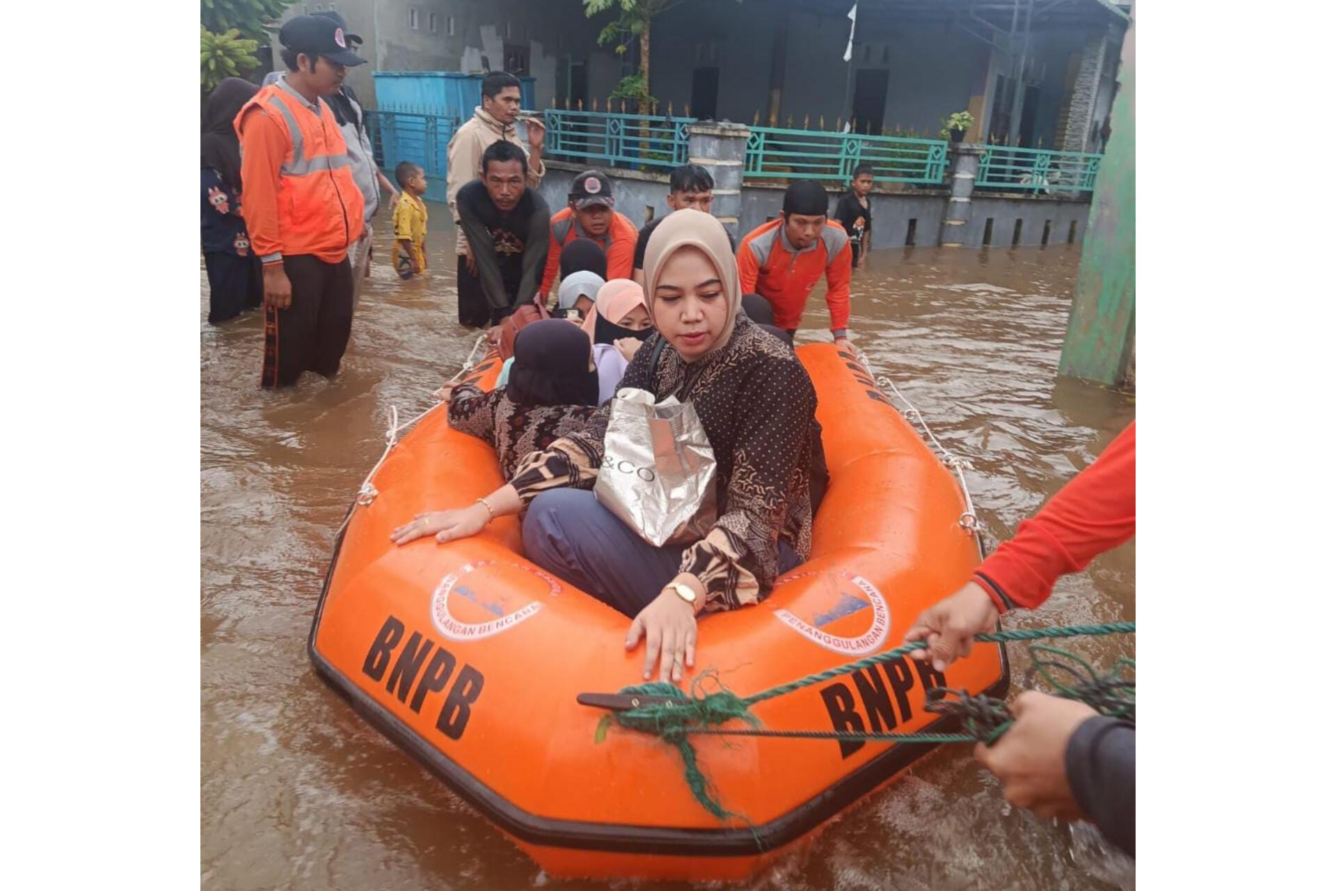 BANTU-WARGA-Warga-menaiki-perahu-karet.jpg