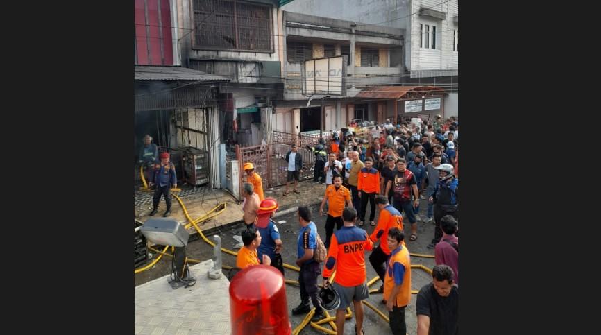BPBD-dan-Damkar-Pematang-Siantar-melakukan-pemadaman-api-di-Jaln-Patuan-Anggi-Kamis-3032023.jpg