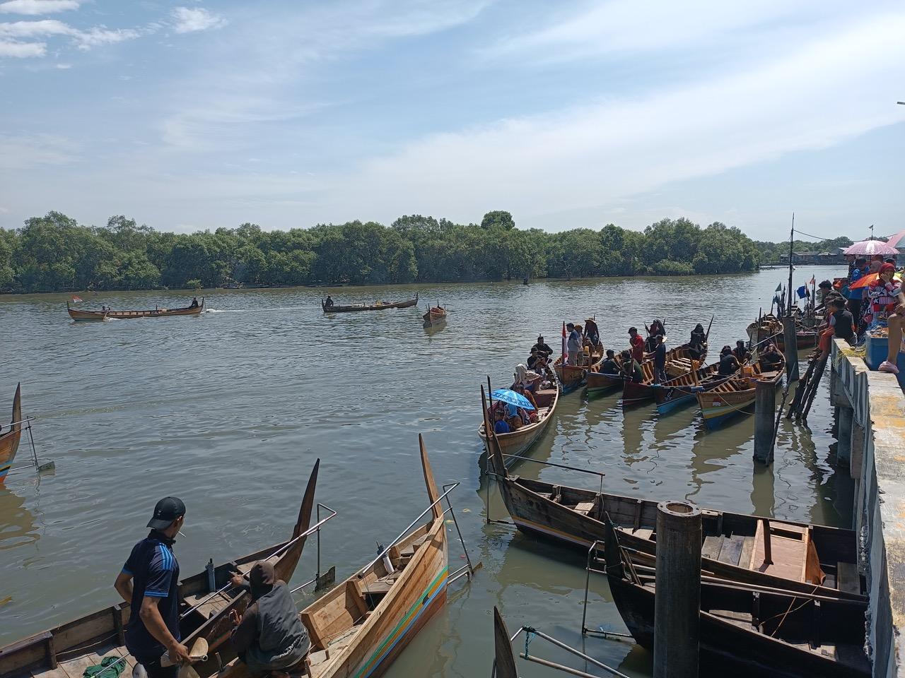 Balap-sampan-tradisional-di-Kelurahan-Bagan-Deli-Belawan.jpg