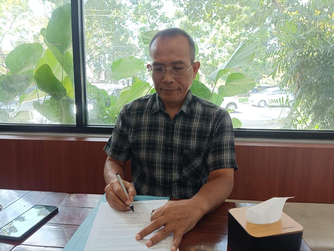 Bambang-S-Maryanto-kuasa-hukum-Yayasan-Sari-Mutiara-saat-memberikan-klarifikasi.jpg