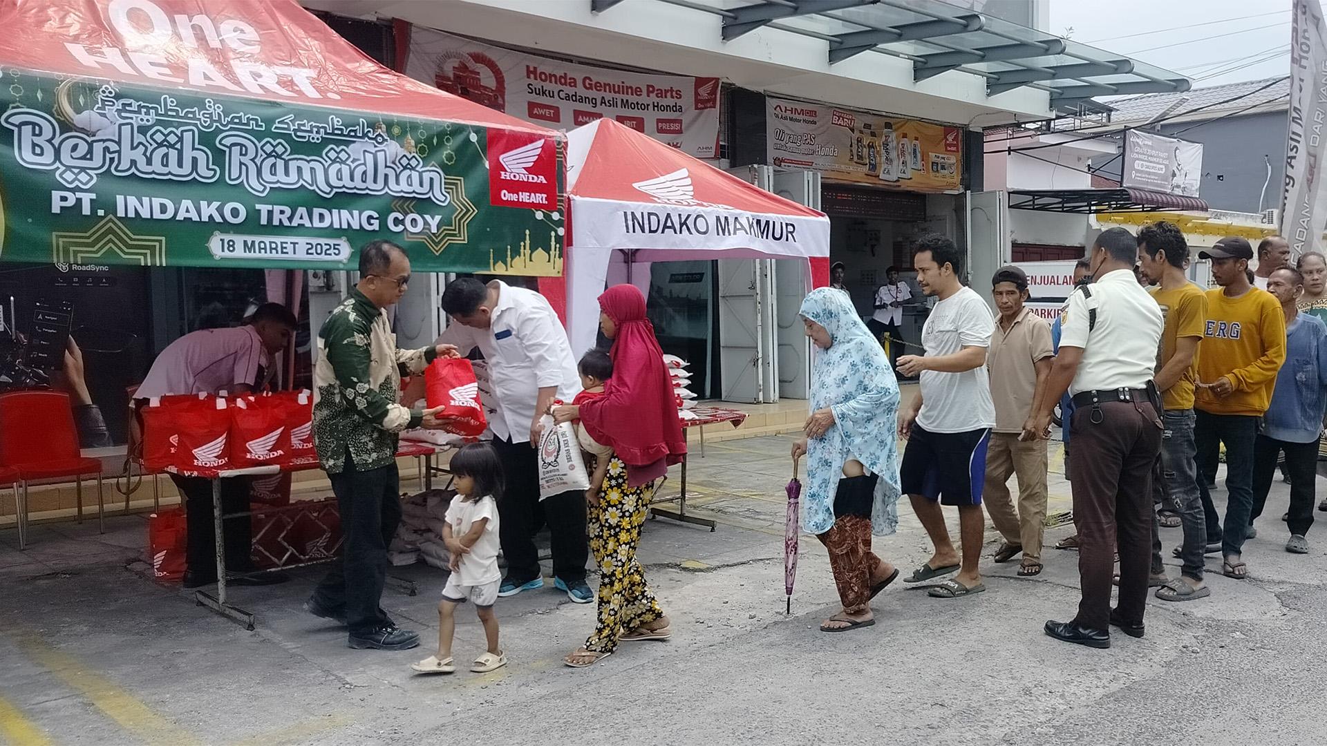 Bantu-Warga-Kurang-Mampu-Honda-Tunjukkan-Indahnya-Berbagi-di-Bulan-Suci.jpg