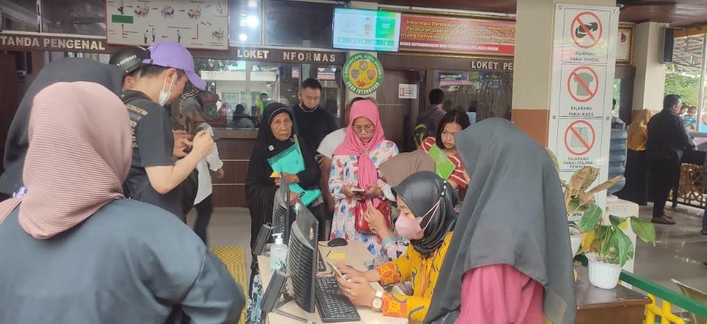 Beberapa-warga-Medan-sedang-melakukan-aktivasi-KTP-menjadi-IKD.jpg