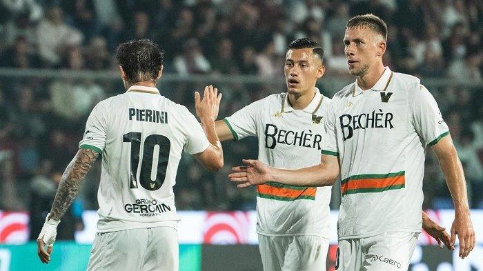 Bek-Timnas-Indonesia-Jay-Idzes-tengah-bersama-rekan-setimnya-di-Venezia.jpg