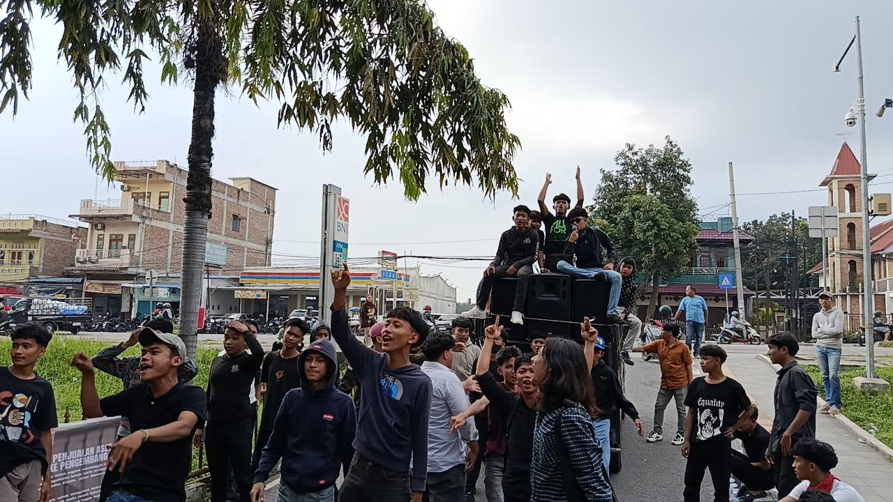 Belasan-mahasiswa-berunjukrasa-di-depan-Polda-Sumut.jpg