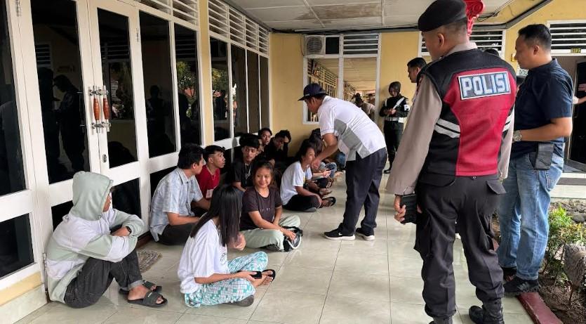 Belasan-orang-diantaranya-wanita-dan-pria-diamankan-Polres-Binjai-Kota-Binjai.jpg