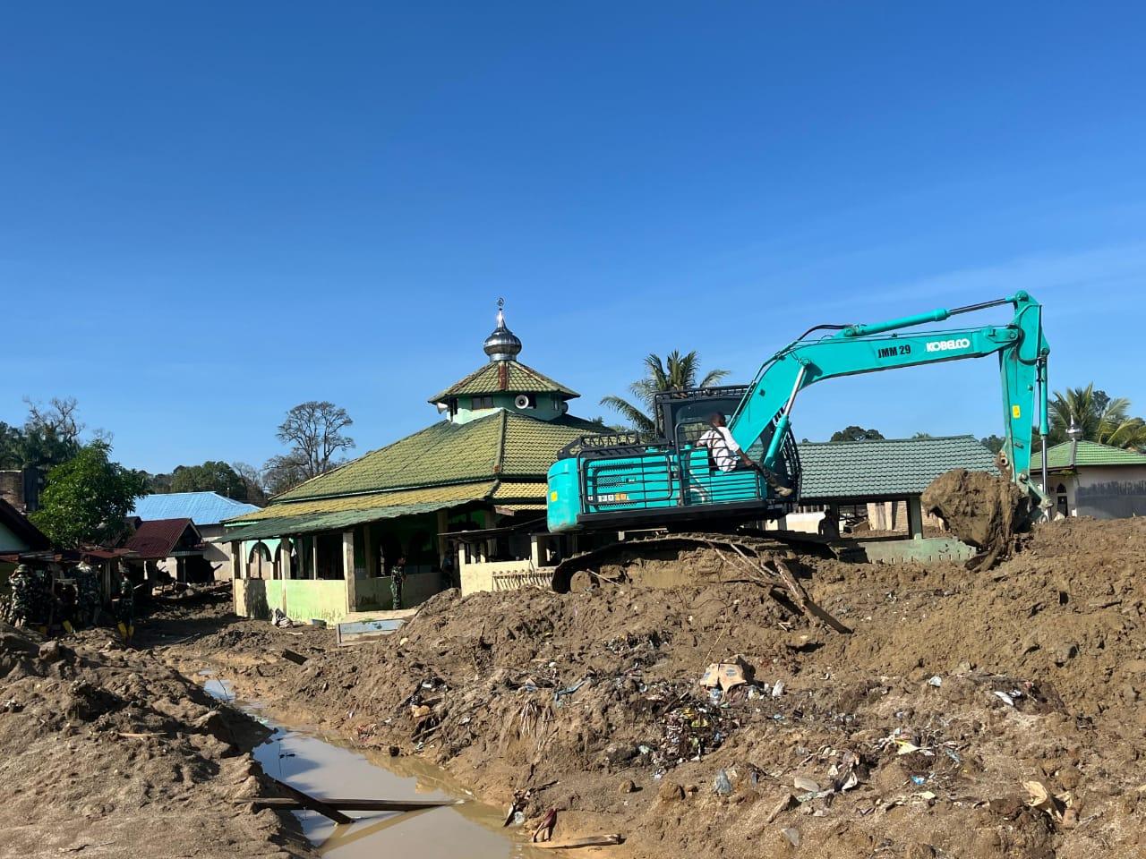 Huta Godang Tapsel Tak Sendiri, Brimob Polda Sumut Maksimalkan Pemulihan
