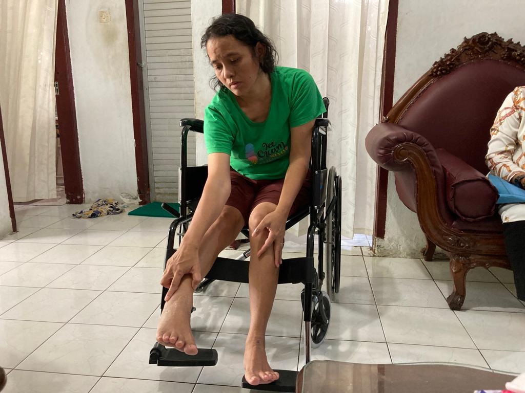 Bidan-Evarida-Simamora-Lumpuh-dan-Berjalan-Dibantu-Kursi-Roda.jpg