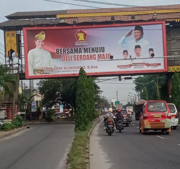 Billboard-berganbar-Lom-Lom-Suwondo-terkasang-di-Jakinsum-Tanjung-Morawa.jpg