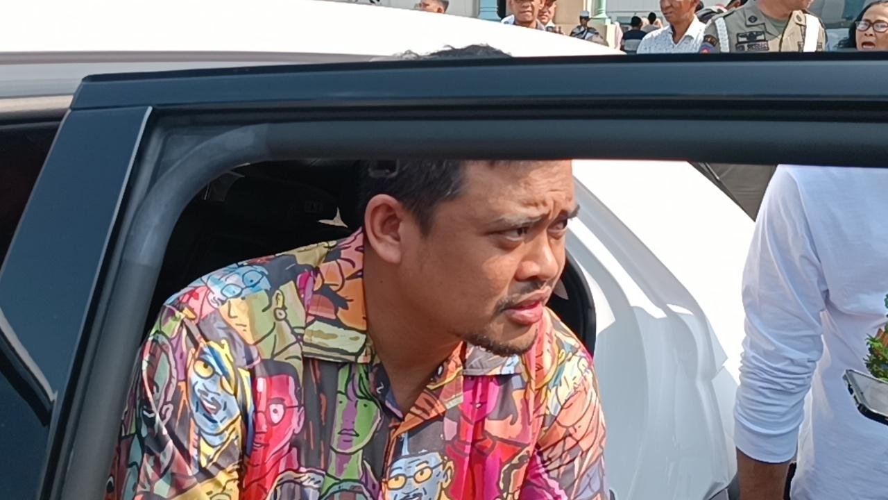 Bobby-Nasution-saat-hendak-menaiki-mobil-dinasnya.jpg