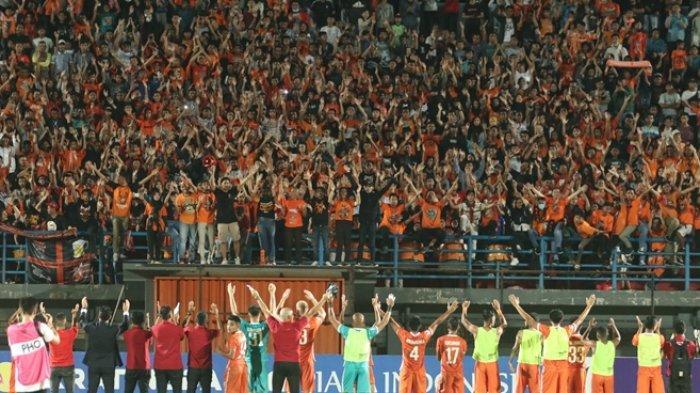 Borneo-FC-akan-menjami-vs-Persija-Jakarta-Liga-1-Foto-Pemain-Borneo-FC-di-hadapan-suporter.jpg