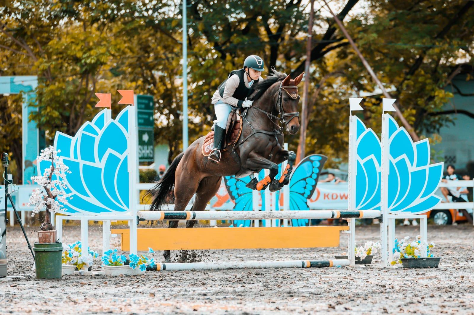 Sempat Terjatuh, Atlet Berkuda Brandon Toa Sabet 3 Juara 1 di Surabaya Jumping Master Final Series