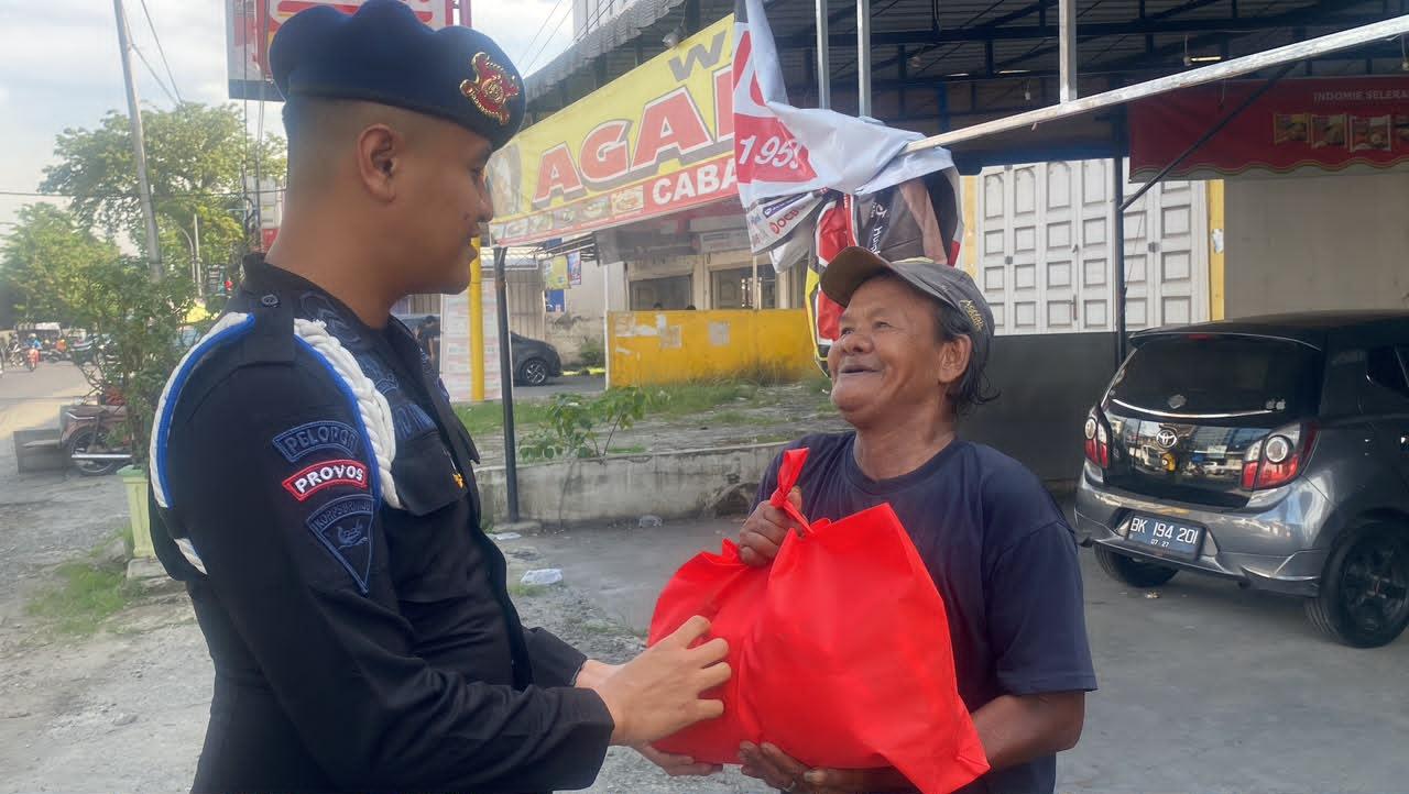 Bukan Sekadar Menjaga Keamanan, Brimob Sumut Mengetuk Pintu Warga Lewat Jumat Berkah - Tribun-medan.com