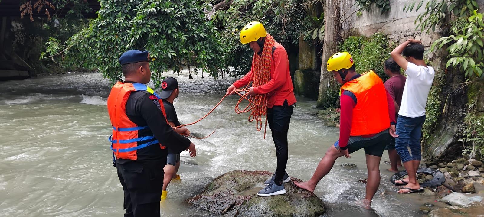 TIM SAR Batalyon B Sat Brimob Polda Sumut Berupaya Keras Temukan Anak Hanyut di Sungai Bah Bolon