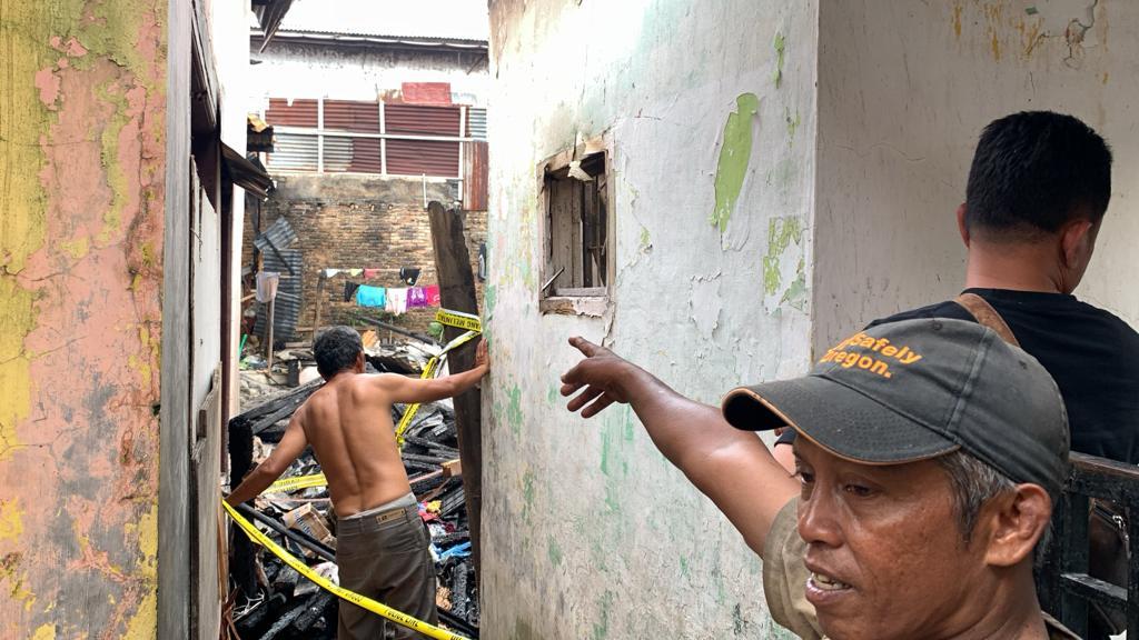 Budi-menunjukkan-rumahnya-yang-sudah-rata-setelah-musibah-kebakaran.jpg