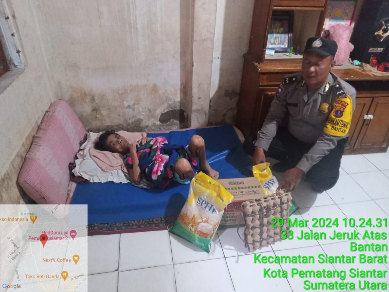 Bulan-Suci-Ramadhan-Bhabinkamtibmas-Bantan-Berikan-Sembako-Kepada-Warga-Binaannya-Yang-Sakit-Lumpuh.jpg