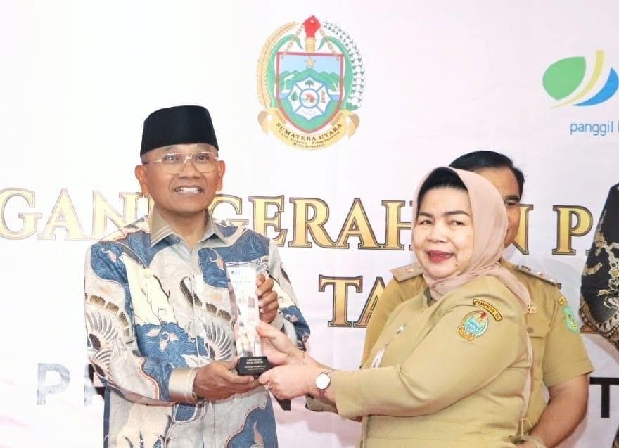 Bupati-Anton-Achmad-Saragih-saat-menerima-penghargaan.jpg