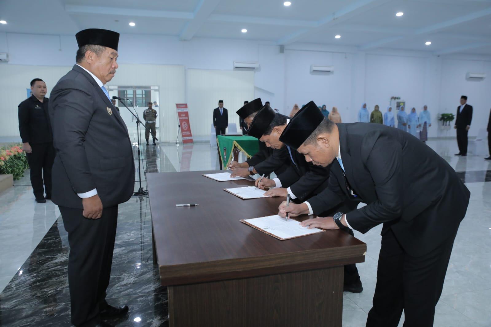 Bupati-Asahan-Taufik-Zainal-Abidin-Siregar-melantik-lima.jpg