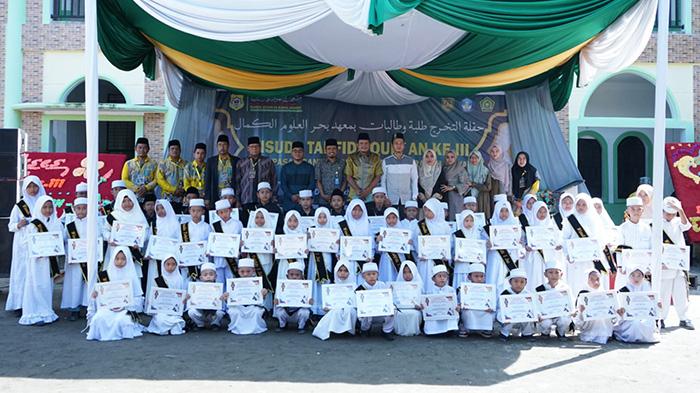 Bupati-Asahan-yang-diwakili-oleh-Staf-Ahli-M-Yusuf-Lubis-mengikuti-prosesi-Wisuda-tahfidz-Quran.jpg