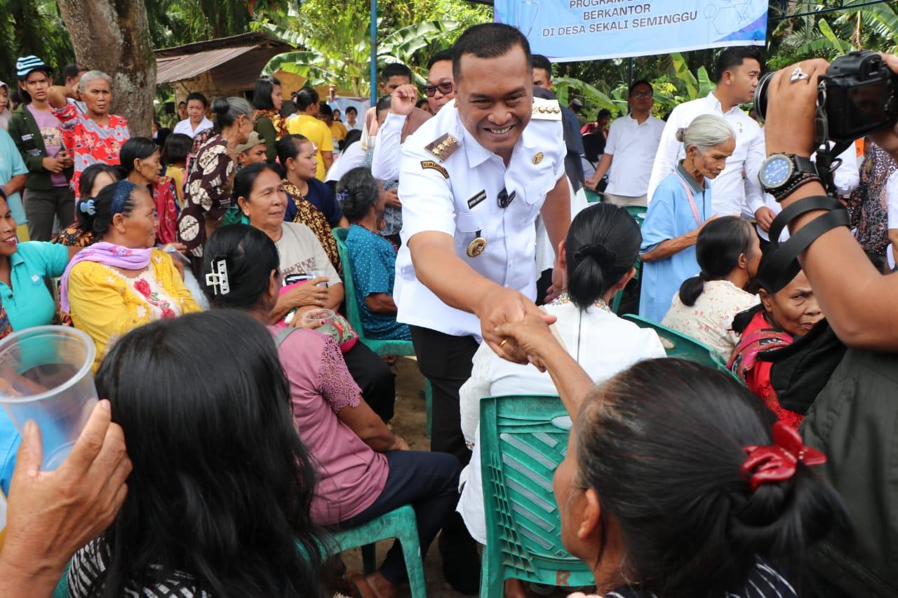 Bupati Berkantor di Desa Diserbu Warga, Bupat Toba Bagikan KIA dan Beasiswa