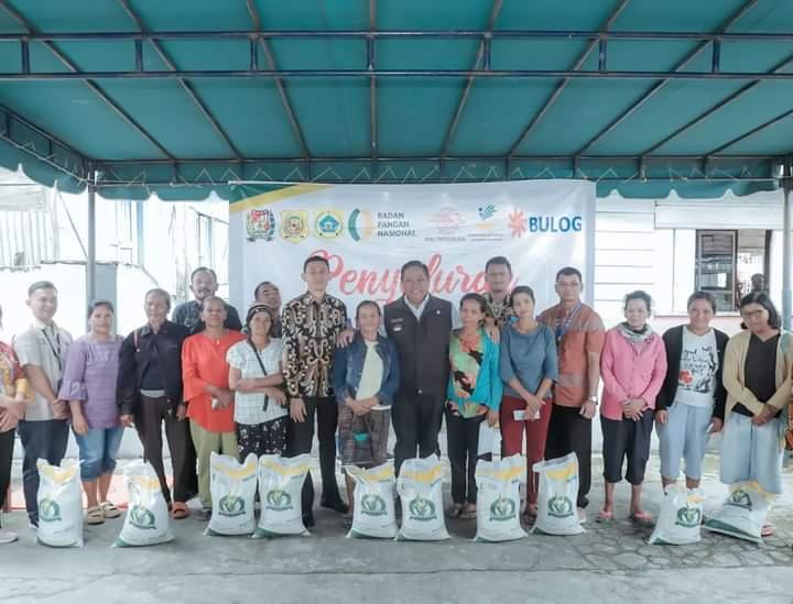 Bupati-Dairi-Beri-Bantuan-Beras.jpg