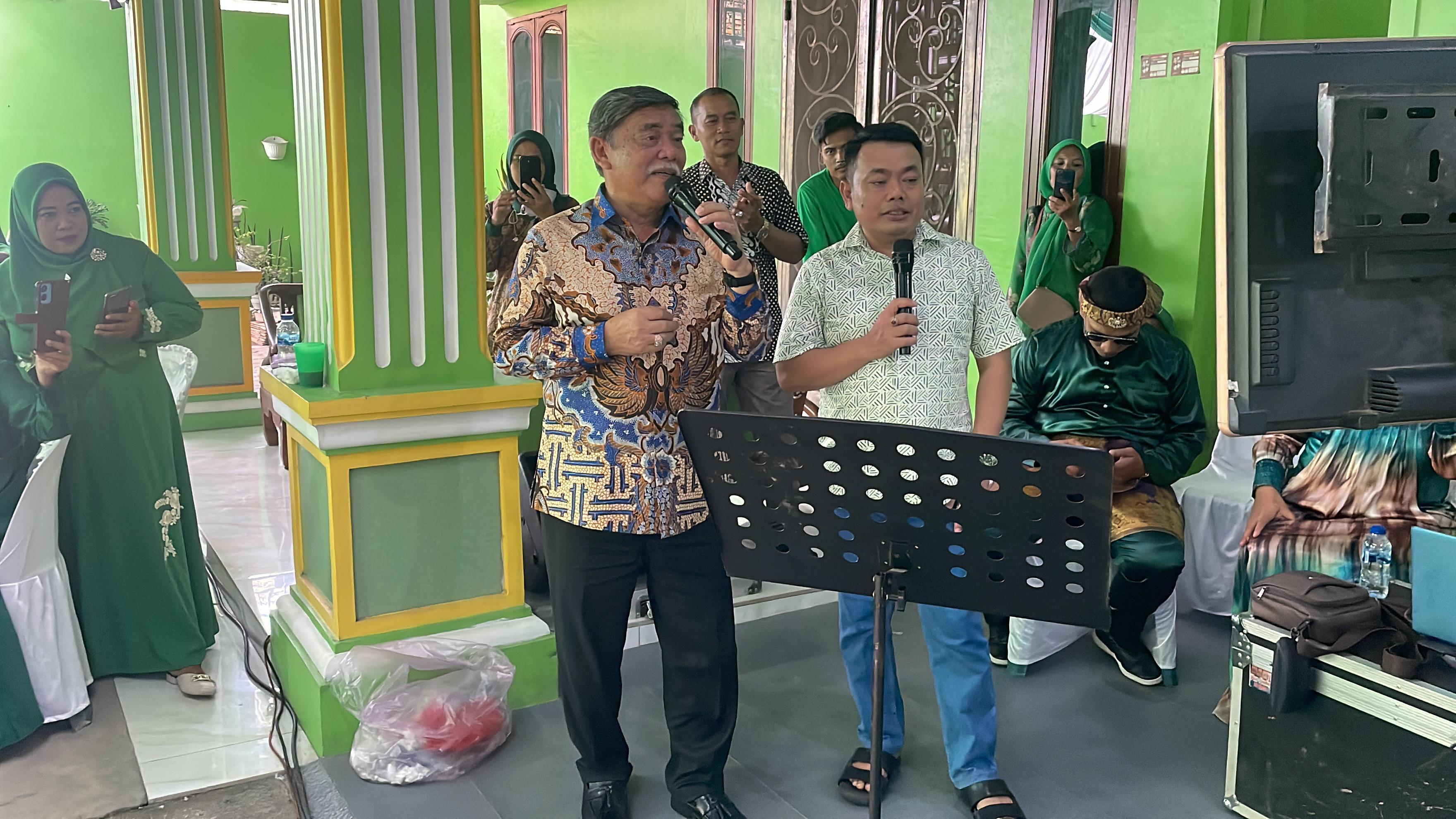 Bupati-Deli-Serdang-M-Ali-Yusuf-Siregar-bernyanyi-bersama-Ketua-DPC-PPP-Deli-Serdang.jpg