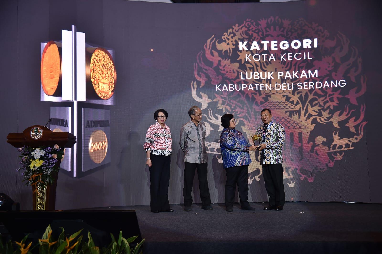 Bupati-Deliserdang-Terima-Adipura-dari-Menteri-LHK.jpg