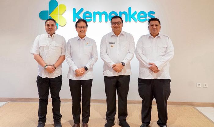Bupati-Franc-Tumanggor-dan-Menkes-Budi-Gunadi-Sadikin.jpg
