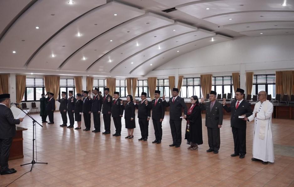 Bupati-Karo-Antonius-Ginting-mengambil-sumpah-jabatan-pada-pelantikan-pejabat-_1.jpg