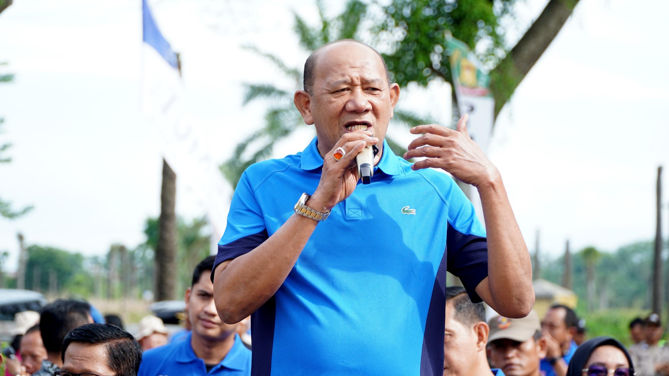 Bupati-Langkat-Syah-Afandin-saat-melepas-kegiatan-gerak-jalan-santai.jpg