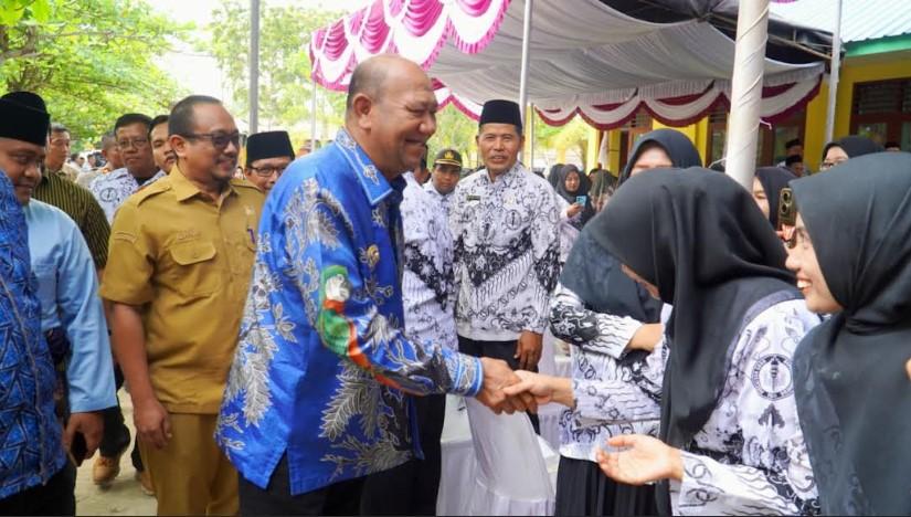 Bupati-Langkat-Syah-Afandin-saat-menyerahkan-bantuan-sosial-bagi-Guru.jpg
