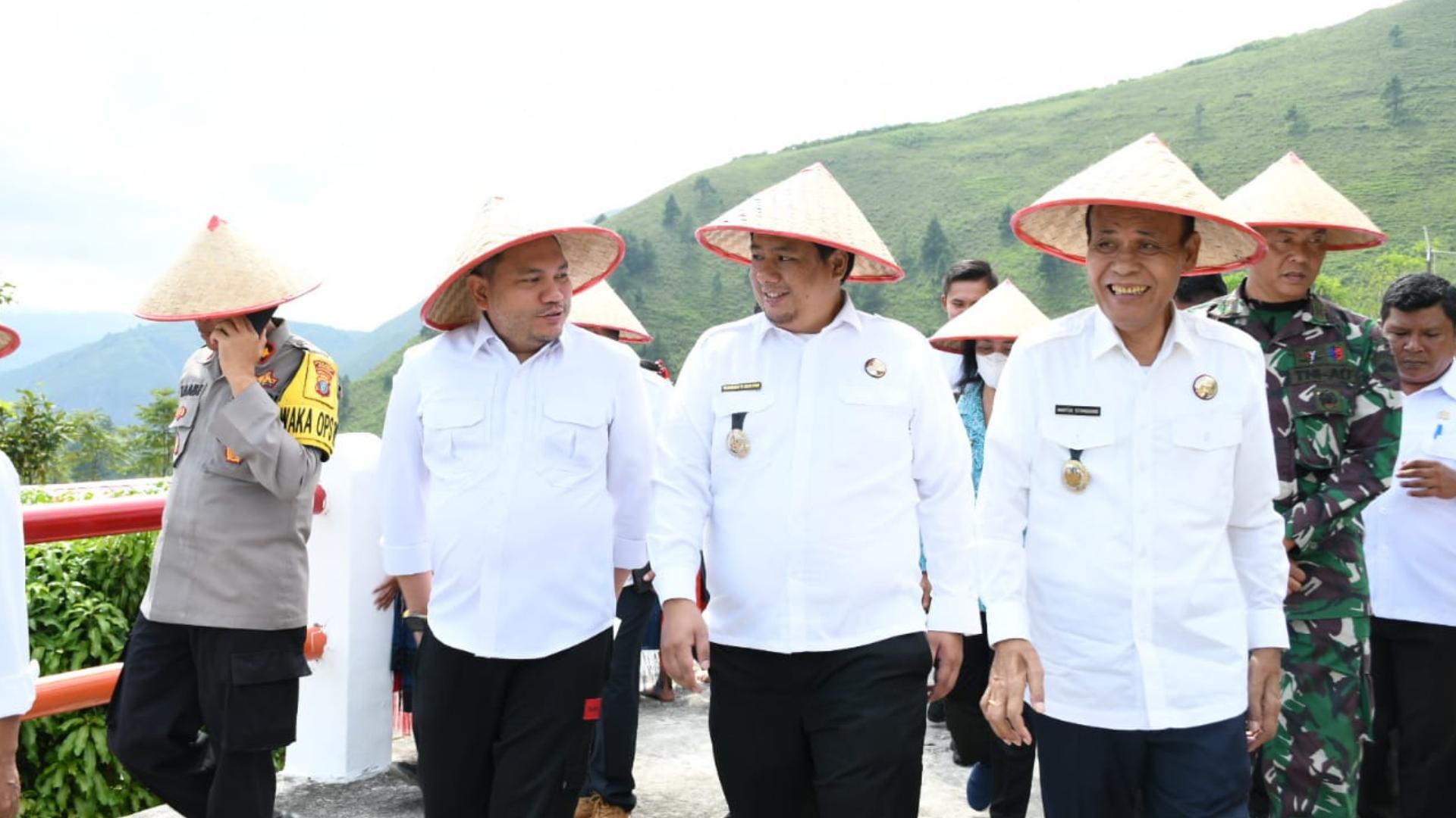 Bupati-Samosir-Teken-Kesepakatan-dengan-Bupati-Pakpak-Bharat.jpg