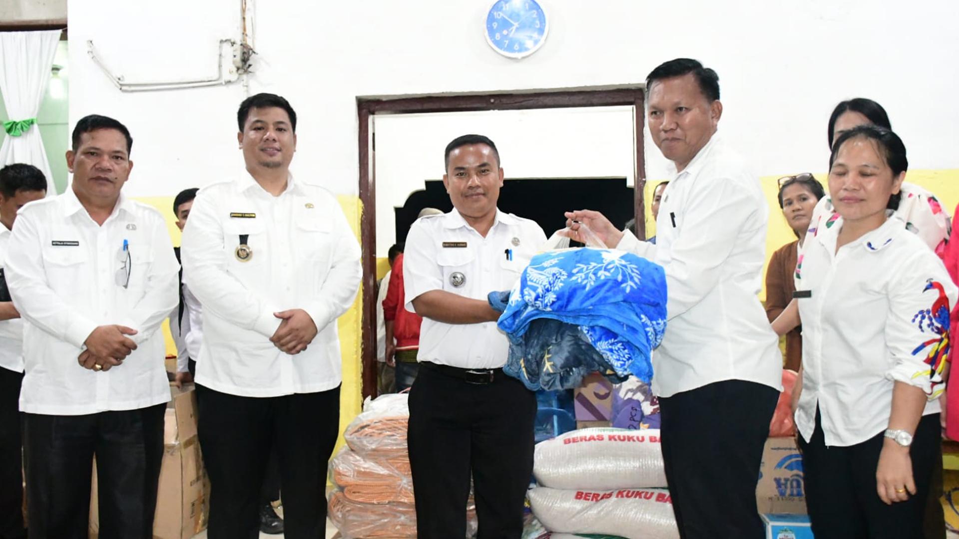 Bupati-Samosir-Vandiko-T-Gultom-menyerahkan-bantuan-untuk-korban-banjir-bandang.jpg
